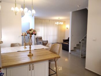 למכירה בבלעדיות קוטג' 7 חדרים בביתר עילית